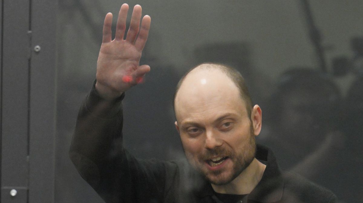 Spekulace o velké výměně vězňů sílí. Z ruských věznic zmizela známá jména